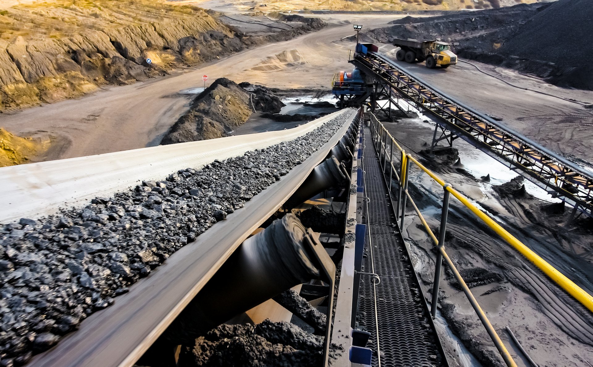 Conveyor carrying raw material at the mine site